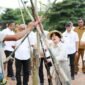 Wakil Wali Kota Batam, Li Claudia Chandra, menanam pohon di kawasan DAS Baloi Indah, Selasa (7/7/2026). Foto: Humas Diskominfo Batam
