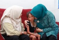 Ketua TP-PKK Batam, mencium salah seorang anak berkebutuhan khusus saat mengunjungi Rumah Singgah Ar Rahman Rusli dan Firza Paloh, Selasa (7/7/2026). Foto: Humas Diskominfo Batam
