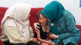 Ketua TP-PKK Batam, mencium salah seorang anak berkebutuhan khusus saat mengunjungi Rumah Singgah Ar Rahman Rusli dan Firza Paloh, Selasa (7/7/2026). Foto: Humas Diskominfo Batam
