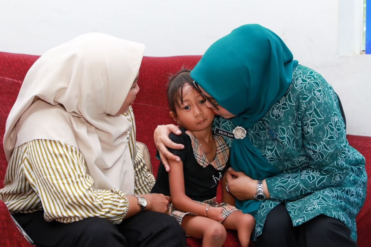 Ketua TP-PKK Batam, mencium salah seorang anak berkebutuhan khusus saat mengunjungi Rumah Singgah Ar Rahman Rusli dan Firza Paloh, Selasa (7/7/2026). Foto: Humas Diskominfo Batam