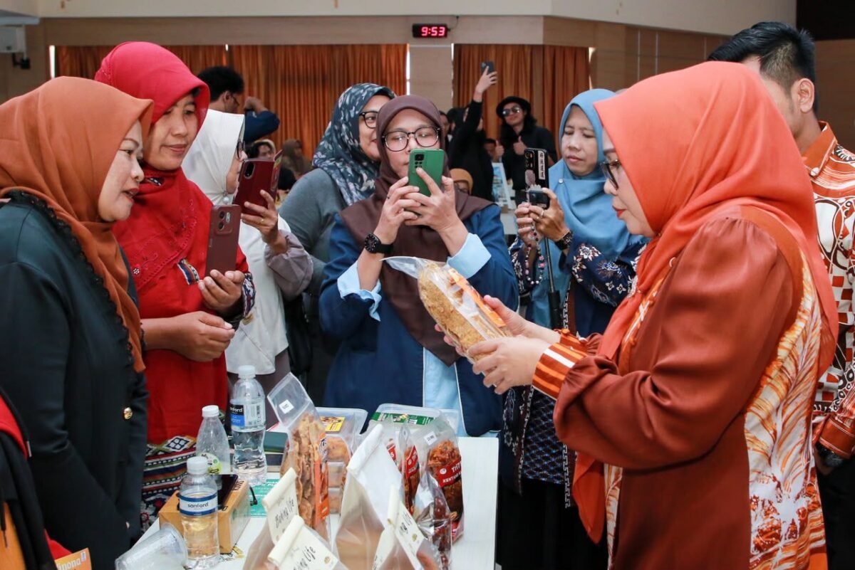 Ketua Dekranasda Kota Batam, Erlita Amsakar, mengecek kemasan salah satu IKM Batam saat membuka pelatihan Pelatihan Digitalisasi Pemasaran di Kantor Wali Kota Batam, Selasa (7/7/2026). Humas Diskominfo Batam