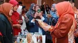 Ketua Dekranasda Kota Batam, Erlita Amsakar, mengecek kemasan salah satu IKM Batam saat membuka pelatihan Pelatihan Digitalisasi Pemasaran di Kantor Wali Kota Batam, Selasa (7/7/2026). Humas Diskominfo Batam