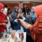 Ketua Dekranasda Kota Batam, Erlita Amsakar, mengecek kemasan salah satu IKM Batam saat membuka pelatihan Pelatihan Digitalisasi Pemasaran di Kantor Wali Kota Batam, Selasa (7/7/2026). Humas Diskominfo Batam