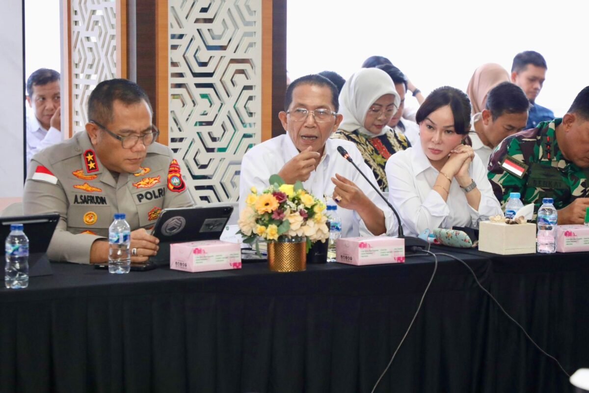 Wali Kota Batam, Amsakar Achmad, didampingi Wakil Wali Kota Batam, Li Claudia Chandra, menyampaikan usulan dalam Kunjungan Kerja Spesifik Komisi II DPR RI di Graha Kepri, Batam, Rabu (8/7/2026). Foto: Humas Diskominfo Batam