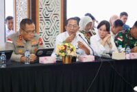 Wali Kota Batam, Amsakar Achmad, didampingi Wakil Wali Kota Batam, Li Claudia Chandra, menyampaikan usulan dalam Kunjungan Kerja Spesifik Komisi II DPR RI di Graha Kepri, Batam, Rabu (8/7/2026). Foto: Humas Diskominfo Batam
