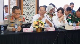 Wali Kota Batam, Amsakar Achmad, didampingi Wakil Wali Kota Batam, Li Claudia Chandra, menyampaikan usulan dalam Kunjungan Kerja Spesifik Komisi II DPR RI di Graha Kepri, Batam, Rabu (8/7/2026). Foto: Humas Diskominfo Batam