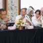 Wali Kota Batam, Amsakar Achmad, didampingi Wakil Wali Kota Batam, Li Claudia Chandra, menyampaikan usulan dalam Kunjungan Kerja Spesifik Komisi II DPR RI di Graha Kepri, Batam, Rabu (8/7/2026). Foto: Humas Diskominfo Batam