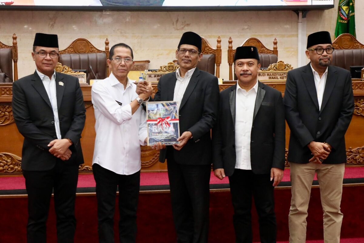 Pemerintah Kota Batam dan DPRD menyepakati Ranperda Pertanggungjawaban APBD 2025 menjadi Perda dalam rapat paripurna, Rabu (8/7/2026). Foto: Humas Diskominfo Batam