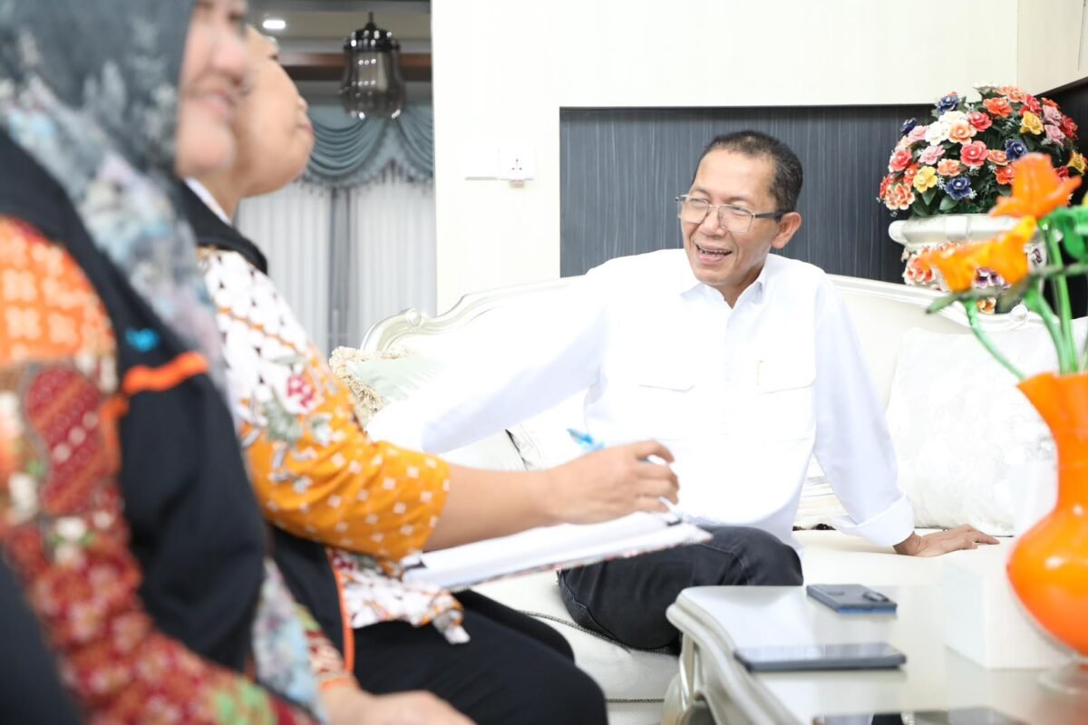 Wali Kota Batam Amsakar Achmad mengikuti pendataan Sensus Ekonomi di kediaman pribadinya, Kamis (9/7/2026). Foto: Humas Diskominfo Batam