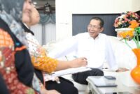 Wali Kota Batam Amsakar Achmad mengikuti pendataan Sensus Ekonomi di kediaman pribadinya, Kamis (9/7/2026). Foto: Humas Diskominfo Batam