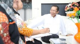 Wali Kota Batam Amsakar Achmad mengikuti pendataan Sensus Ekonomi di kediaman pribadinya, Kamis (9/7/2026). Foto: Humas Diskominfo Batam