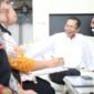 Wali Kota Batam Amsakar Achmad mengikuti pendataan Sensus Ekonomi di kediaman pribadinya, Kamis (9/7/2026). Foto: Humas Diskominfo Batam