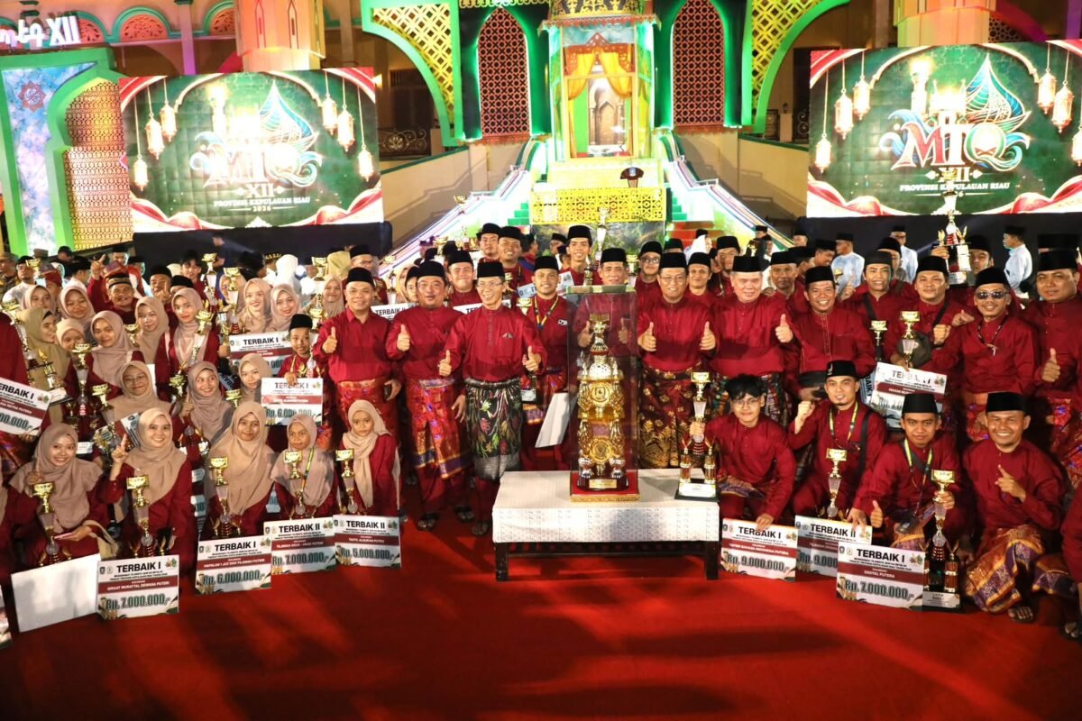 Wali Kota Batam, Amsakar Achmad, bersama kafilah Batam usai penutupan MTQ XII Kepri di Tanjungpinang, Kamis (9/7/2026) malam.  Foto: Humas Diskominfo Batam