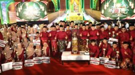 Wali Kota Batam, Amsakar Achmad, bersama kafilah Batam usai penutupan MTQ XII Kepri di Tanjungpinang, Kamis (9/7/2026) malam.  Foto: Humas Diskominfo Batam