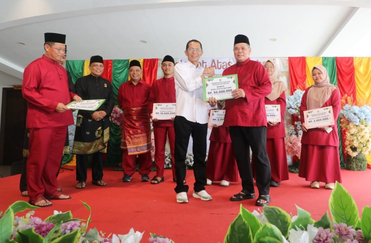 Wali Kota Batam, Amsakar Achmad, menyerahkan bonus untuk kafilah Kota Batam, Jumat (10/7/2026). Humas: Humas Diskominfo Batam