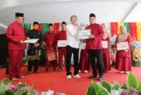 Wali Kota Batam, Amsakar Achmad, menyerahkan bonus untuk kafilah Kota Batam, Jumat (10/7/2026). Humas: Humas Diskominfo Batam