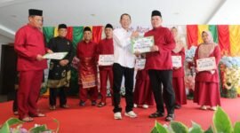 Wali Kota Batam, Amsakar Achmad, menyerahkan bonus untuk kafilah Kota Batam, Jumat (10/7/2026). Humas: Humas Diskominfo Batam