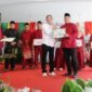 Wali Kota Batam, Amsakar Achmad, menyerahkan bonus untuk kafilah Kota Batam, Jumat (10/7/2026). Humas: Humas Diskominfo Batam