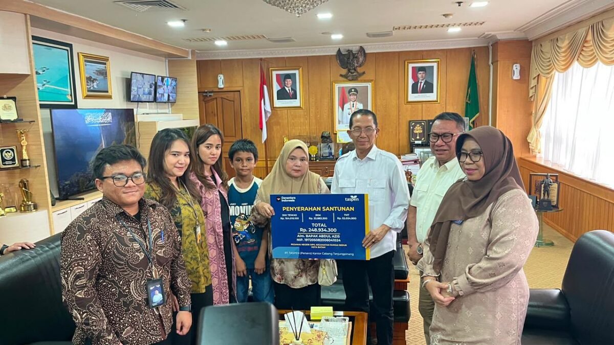 Wali Kota Batam, Amsakar Achmad, menyerahkan santunan JKK dari PT Taspen kepada keluarga almarhum Abdul Aziz di Kantor Wali Kota Batam, Jumat (10/7/2026). Foto: Humas Diskominfo Batam