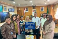 Wali Kota Batam, Amsakar Achmad, menyerahkan santunan JKK dari PT Taspen kepada keluarga almarhum Abdul Aziz di Kantor Wali Kota Batam, Jumat (10/7/2026). Foto: Humas Diskominfo Batam