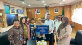 Wali Kota Batam, Amsakar Achmad, menyerahkan santunan JKK dari PT Taspen kepada keluarga almarhum Abdul Aziz di Kantor Wali Kota Batam, Jumat (10/7/2026). Foto: Humas Diskominfo Batam