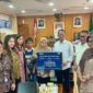 Wali Kota Batam, Amsakar Achmad, menyerahkan santunan JKK dari PT Taspen kepada keluarga almarhum Abdul Aziz di Kantor Wali Kota Batam, Jumat (10/7/2026). Foto: Humas Diskominfo Batam