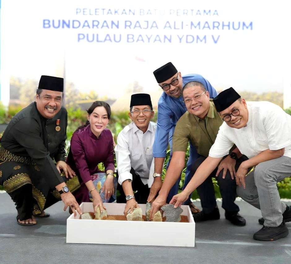 Peletakan batu pertama Bundaran Raja Ali Marhum Pulau Bayan Yang Dipertuan Muda V di ruas jalan menuju Bandara Internasional Hang Nadim, Jumat (10/7/2026). Foto:  Humas BP Batam
