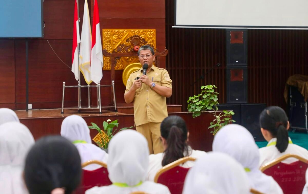 ekda Batam, Firmansyah, memberikan pengarahan saat membuka Latsar CPNS Golongan II dan Golongan III Gelombang II Tahun 2026 bagi peserta dari Pemko Batam dan Pemkab Lingga di Bapelkes Batam, Senin (13/7/2026). Foto: Humas Diskominfo Batam