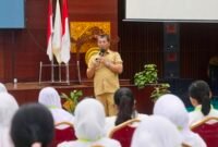 ekda Batam, Firmansyah, memberikan pengarahan saat membuka Latsar CPNS Golongan II dan Golongan III Gelombang II Tahun 2026 bagi peserta dari Pemko Batam dan Pemkab Lingga di Bapelkes Batam, Senin (13/7/2026). Foto: Humas Diskominfo Batam