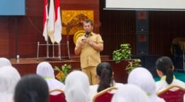 ekda Batam, Firmansyah, memberikan pengarahan saat membuka Latsar CPNS Golongan II dan Golongan III Gelombang II Tahun 2026 bagi peserta dari Pemko Batam dan Pemkab Lingga di Bapelkes Batam, Senin (13/7/2026). Foto: Humas Diskominfo Batam