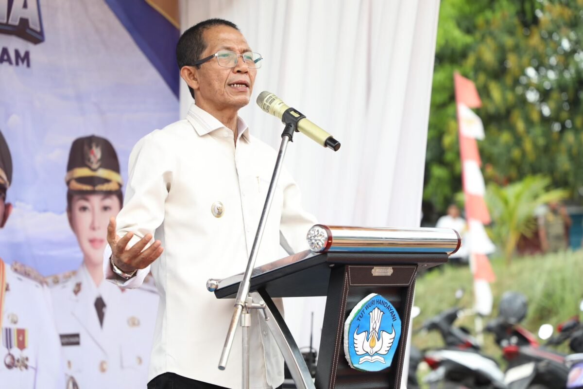 Wali Kota Batam, Amsakar Achmad, menyampaikan sambutan saat peletakan batu pertama pembangunan SMKN 13 Batam di Bengkong, Senin (13/7/2026). Foto: Humas Diskominfo Batam