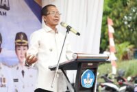 Wali Kota Batam, Amsakar Achmad, menyampaikan sambutan saat peletakan batu pertama pembangunan SMKN 13 Batam di Bengkong, Senin (13/7/2026). Foto: Humas Diskominfo Batam