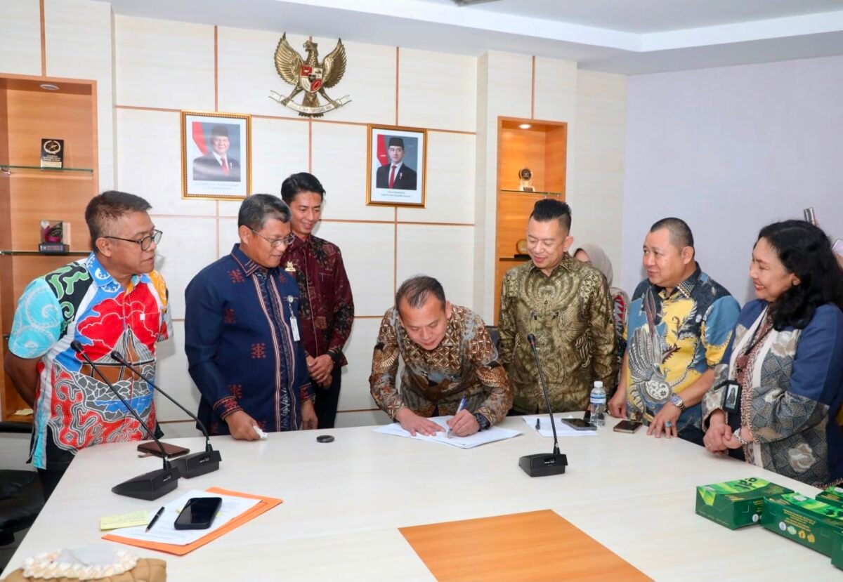 Sekretaris Daerah Kota Batam, Firmansyah, menandatangani Perjanjian Kerja Sama (PKS) dengan Plt Direktur PT VMI, Meddy, di Kantor Wali Kota Batam, Kamis (16/7/2026). Foto: Humas Diskominfo Batam
