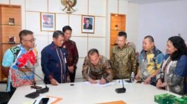 Sekretaris Daerah Kota Batam, Firmansyah, menandatangani Perjanjian Kerja Sama (PKS) dengan Plt Direktur PT VMI, Meddy, di Kantor Wali Kota Batam, Kamis (16/7/2026). Foto: Humas Diskominfo Batam