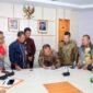 Sekretaris Daerah Kota Batam, Firmansyah, menandatangani Perjanjian Kerja Sama (PKS) dengan Plt Direktur PT VMI, Meddy, di Kantor Wali Kota Batam, Kamis (16/7/2026). Foto: Humas Diskominfo Batam
