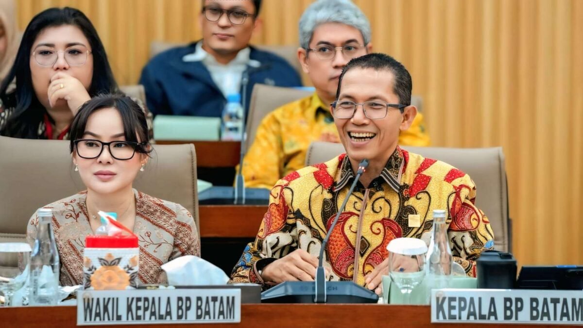 Kepala BP Batam, Amsakar Achmad bersama Wakil Kepala BP Batam Li Claudia Chandra memaparkan capaian kinerja Kawasan Perdagangan Bebas dan Pelabuhan Bebas (KPBPB) Batam serta Laporan Keuangan Tahun Anggaran (TA) 2025 dalam Rapat Dengar Pendapat (RDP) bersama Komisi VI DPR RI di Jakarta, Kamis (16/7/2026). Foto: Humas BP Batam