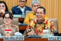 Kepala BP Batam, Amsakar Achmad bersama Wakil Kepala BP Batam Li Claudia Chandra memaparkan capaian kinerja Kawasan Perdagangan Bebas dan Pelabuhan Bebas (KPBPB) Batam serta Laporan Keuangan Tahun Anggaran (TA) 2025 dalam Rapat Dengar Pendapat (RDP) bersama Komisi VI DPR RI di Jakarta, Kamis (16/7/2026). Foto: Humas BP Batam