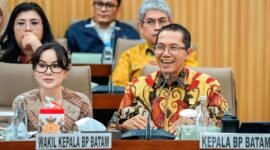 Kepala BP Batam, Amsakar Achmad bersama Wakil Kepala BP Batam Li Claudia Chandra memaparkan capaian kinerja Kawasan Perdagangan Bebas dan Pelabuhan Bebas (KPBPB) Batam serta Laporan Keuangan Tahun Anggaran (TA) 2025 dalam Rapat Dengar Pendapat (RDP) bersama Komisi VI DPR RI di Jakarta, Kamis (16/7/2026). Foto: Humas BP Batam