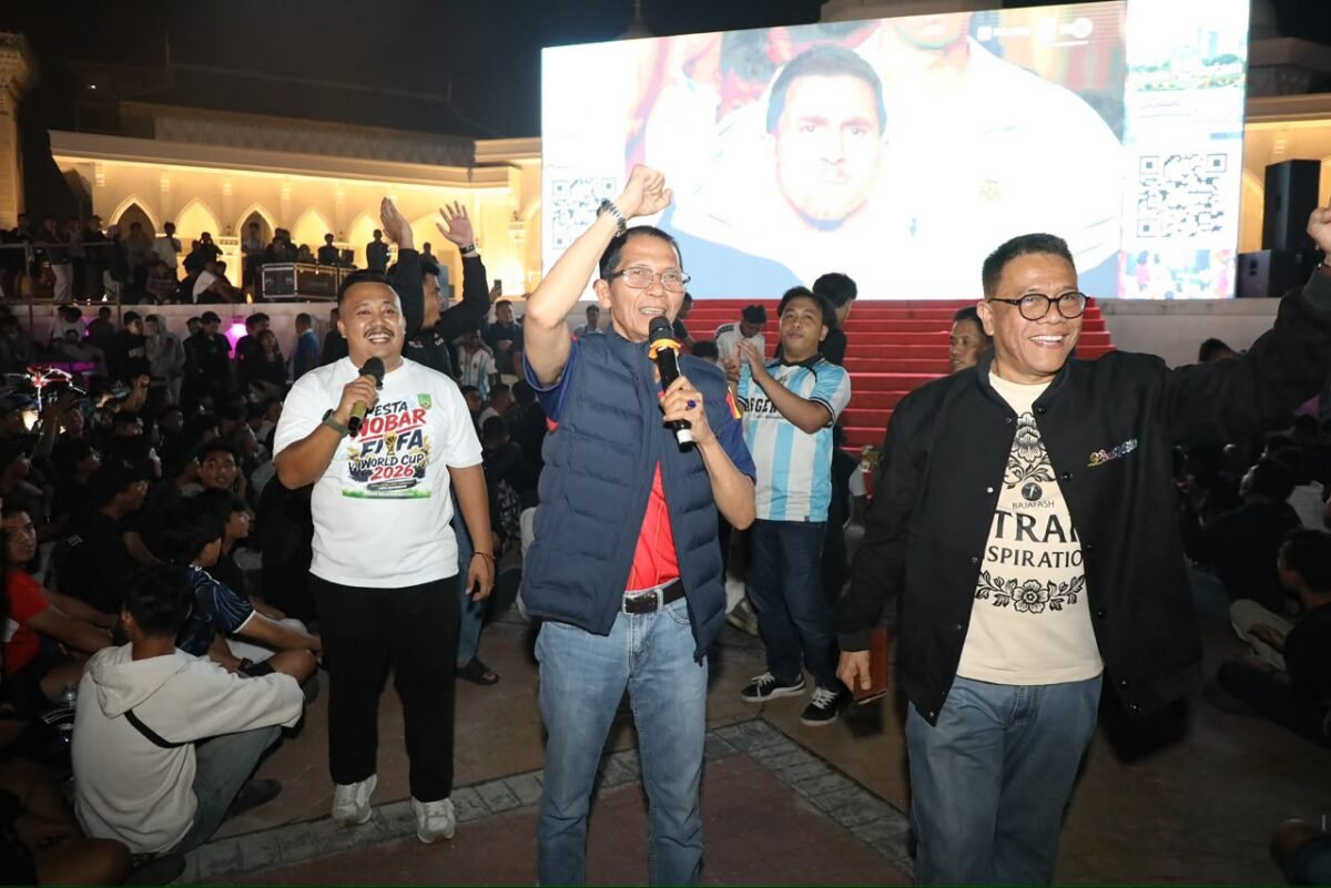 Wali Kota Batam, Amsakar Achmad, menyapa warga saat nobar final piala dunia FIFA 2026 di Dataran Engku Putri Batamcentre, Senin (20/7/2026). Foto: Humas Diskominfo Batam