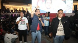 Wali Kota Batam, Amsakar Achmad, menyapa warga saat nobar final piala dunia FIFA 2026 di Dataran Engku Putri Batamcentre, Senin (20/7/2026). Foto: Humas Diskominfo Batam
