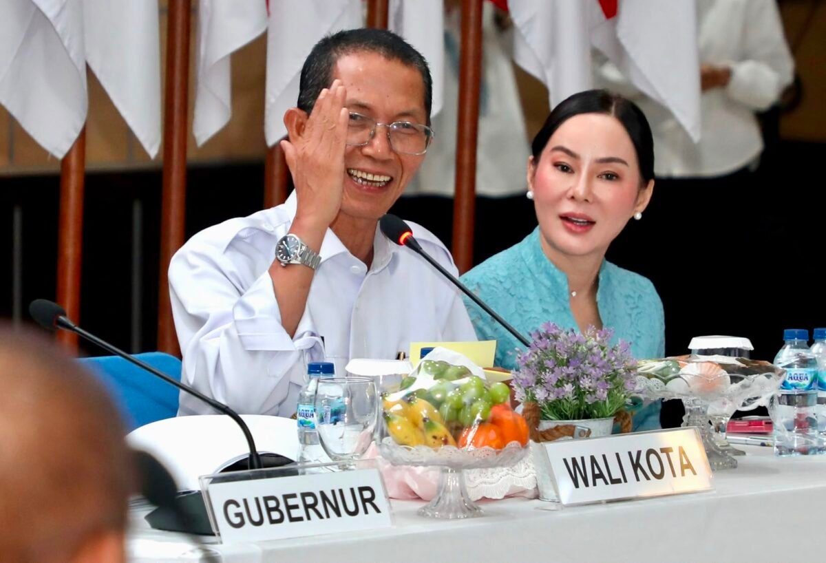 Wali Kota Batam, Amsakar Achmad, didampingi Wakil Wali Kota Batam, Li Claudia Chandra, menyampaikan saran saat menerima kunjungan Pansus DPR RI dan DPD RI di Kantor Wali Kota Batam, Senin (20/7/2026). Foto: Humas Diskominfo Batam