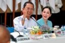 Wali Kota Batam, Amsakar Achmad, didampingi Wakil Wali Kota Batam, Li Claudia Chandra, menyampaikan saran saat menerima kunjungan Pansus DPR RI dan DPD RI di Kantor Wali Kota Batam, Senin (20/7/2026). Foto: Humas Diskominfo Batam