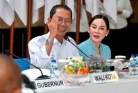 Wali Kota Batam, Amsakar Achmad, didampingi Wakil Wali Kota Batam, Li Claudia Chandra, menyampaikan saran saat menerima kunjungan Pansus DPR RI dan DPD RI di Kantor Wali Kota Batam, Senin (20/7/2026). Foto: Humas Diskominfo Batam