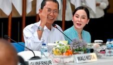 Wali Kota Batam, Amsakar Achmad, didampingi Wakil Wali Kota Batam, Li Claudia Chandra, menyampaikan saran saat menerima kunjungan Pansus DPR RI dan DPD RI di Kantor Wali Kota Batam, Senin (20/7/2026). Foto: Humas Diskominfo Batam