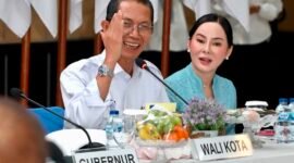 Wali Kota Batam, Amsakar Achmad, didampingi Wakil Wali Kota Batam, Li Claudia Chandra, menyampaikan saran saat menerima kunjungan Pansus DPR RI dan DPD RI di Kantor Wali Kota Batam, Senin (20/7/2026). Foto: Humas Diskominfo Batam
