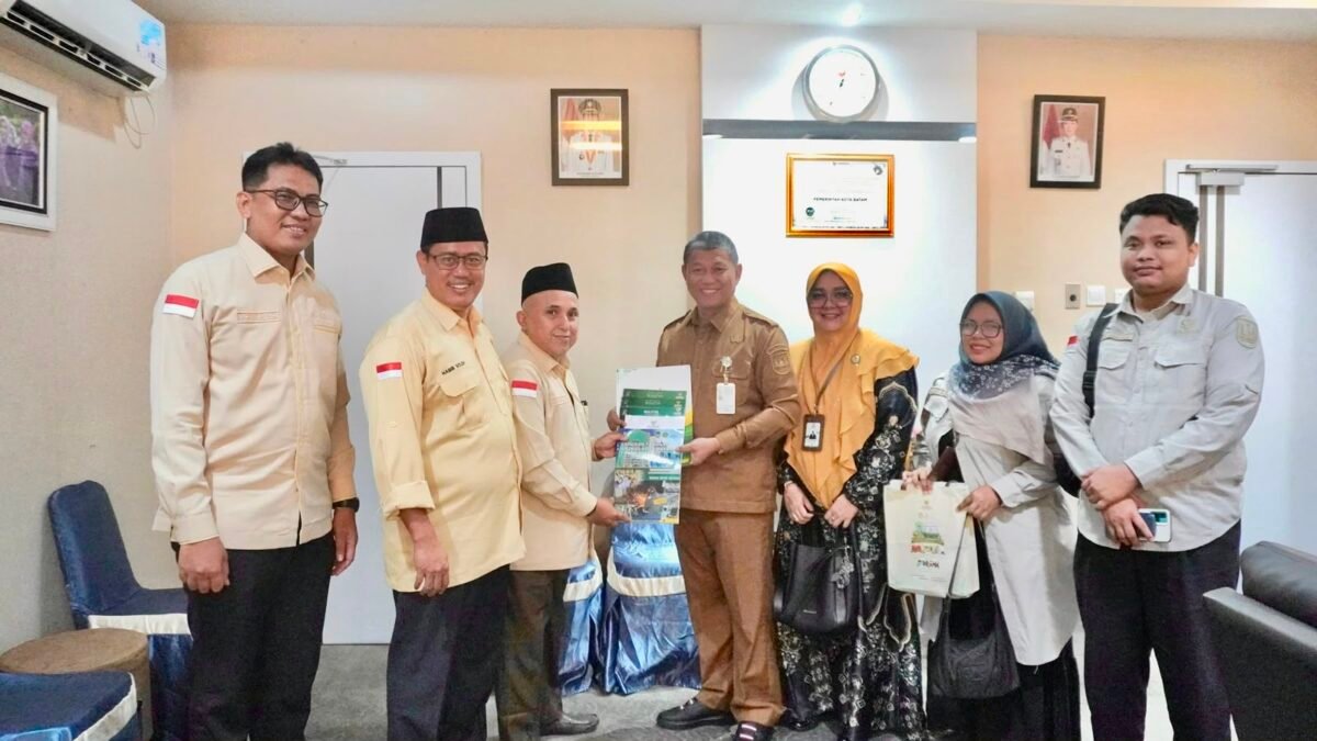 Sekda Kota Batam, Firmansyah, menerima Laporan Tahunan 2025 BAZNAS Batam di Kantor Wali Kota Batam, Senin (20/7/2026). Foto: Dok Pemko Batam