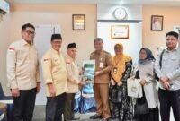 Sekda Kota Batam, Firmansyah, menerima Laporan Tahunan 2025 BAZNAS Batam di Kantor Wali Kota Batam, Senin (20/7/2026). Foto: Dok Pemko Batam