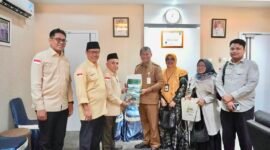 Sekda Kota Batam, Firmansyah, menerima Laporan Tahunan 2025 BAZNAS Batam di Kantor Wali Kota Batam, Senin (20/7/2026). Foto: Dok Pemko Batam