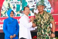 Wali Kota Batam, Amsakar Achmad, menyalami Danyonif 10 Marinir/Satria Bhumi Yudha, Letkol Marinir Hariyono, saat pisah sambut di Markas Yonif 10 Marinir/SBY, Bulang, Selasa (21/7/2026).Foto: Humas Diskominfo Batam