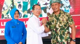 Wali Kota Batam, Amsakar Achmad, menyalami Danyonif 10 Marinir/Satria Bhumi Yudha, Letkol Marinir Hariyono, saat pisah sambut di Markas Yonif 10 Marinir/SBY, Bulang, Selasa (21/7/2026).Foto: Humas Diskominfo Batam